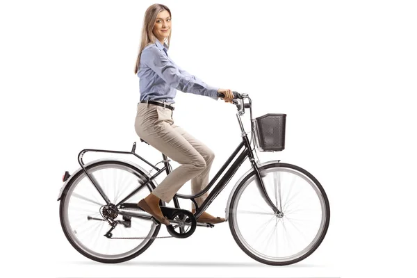 Молодая женщина едет на велосипеде и смотрит в камеру — стоковое фото