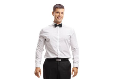 Beyaz gömlek ve papyon takan genç bir adam.