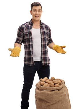 Bir çuval patatesle genç bir erkek çiftçi