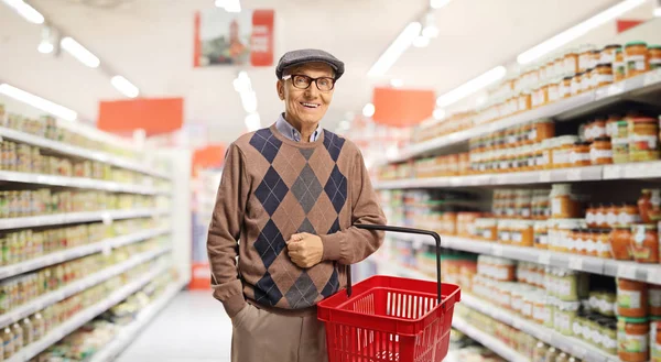 Senior met een mandje — Stockfoto