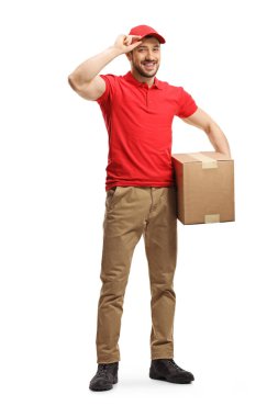 Kutulu teslimatçı. Gülümsüyor ve şapkasını tutuyor.