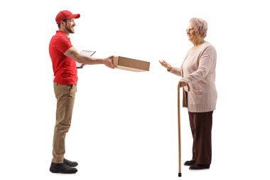 Yaşlı bir kadına paket getiren teslimatçı.