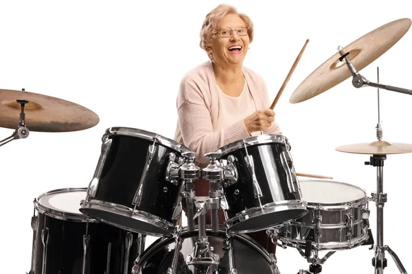 Mulher idosa feliz tocando bateria e rindo — Fotografia de Stock