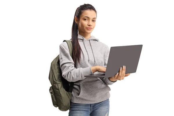 Linda estudiante femenina sosteniendo una mecanografía en un ordenador portátil y mirando — Foto de Stock