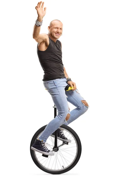 Улыбающийся лысый мужчина на одноколесном велосипеде машет рукой — стоковое фото