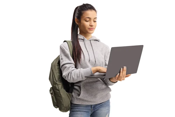 Fille avec un sac à dos tapant sur un ordinateur portable — Photo