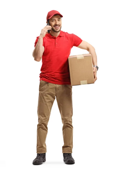 Entrega homem segurando um pacote e falando ao telefone — Fotografia de Stock