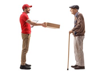 Teslimatçı kıdemli bir adama bir paket teslim ediyor.