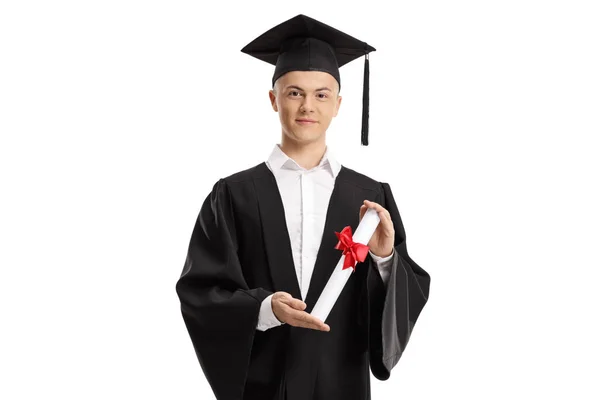 Estudiante masculino en un vestido de graduación con un diploma —  Fotos de Stock