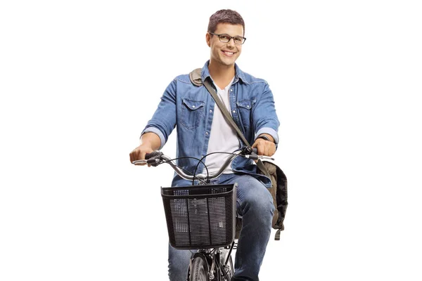 Jovem homem casual montando uma bicicleta — Fotografia de Stock