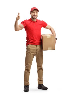 Bir paket getiren teslimatçı başparmağını kaldırdı.