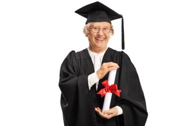 Mezuniyet elbisesi içinde elinde diplomasıyla mezun olmuş bir kadın.