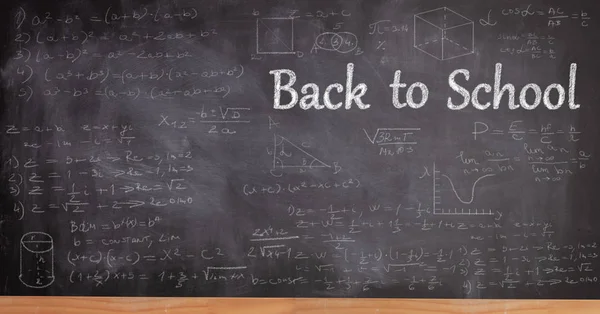 Tableau noir avec formules mathématiques et texte de retour à l'école — Photo