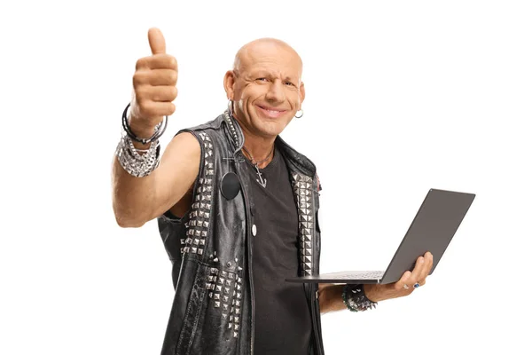 Панкер з ноутбуком, що показує великий палець вгору — стокове фото