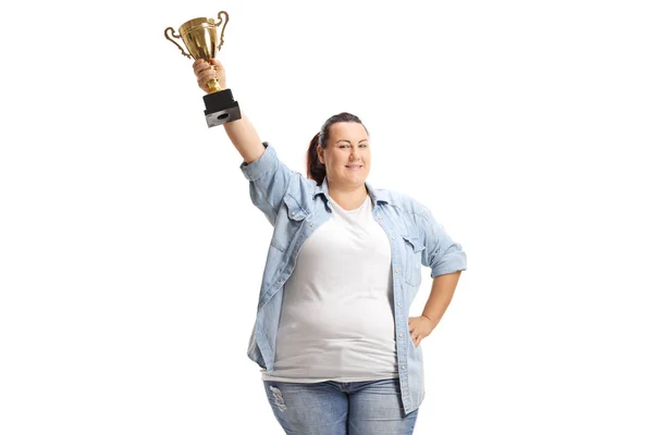 Mollige vrouw met een gouden trofee beker — Stockfoto