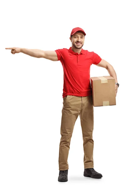 Zusteller mit einem Paketkasten, der zur Seite zeigt — Stockfoto