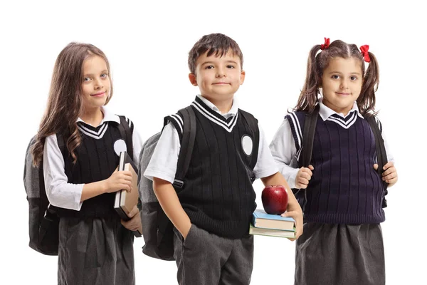 Twee meisjes en een jongen in schooluniformen poseren — Stockfoto