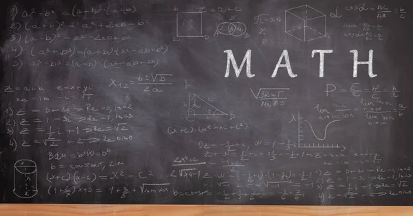 Lavagna scolastica con formule ed equazioni matematiche — Foto Stock