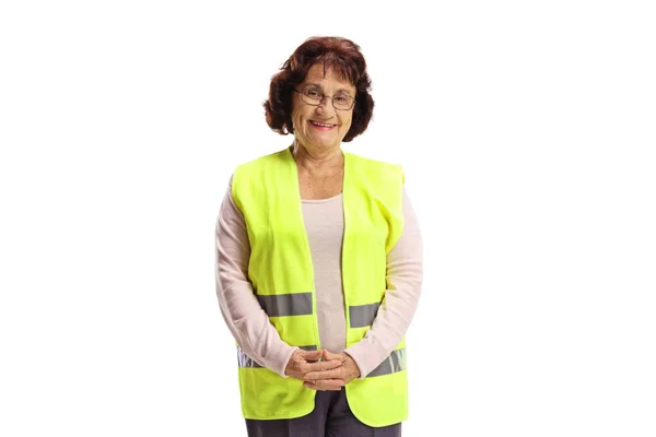 Donna anziana con un gilet di sicurezza sorridente alla fotocamera — Foto Stock