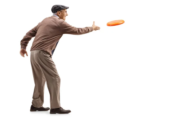 Senior man throwiing a plastic flying disk — Stock Photo, Image