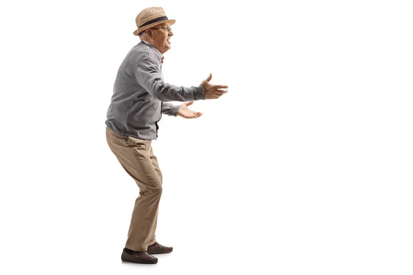 Старший джентльмен жестикулює руками і грає в гру — стокове фото