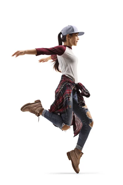 Jovem fêmea em roupas casuais dançando e pulando — Fotografia de Stock