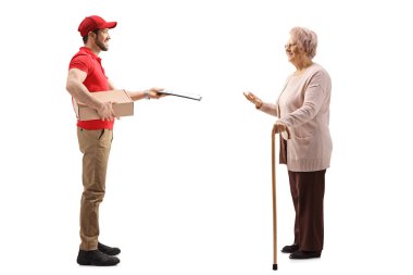 Teslimatçı, yaşlı bir kadına bir paket teslim ediyor.