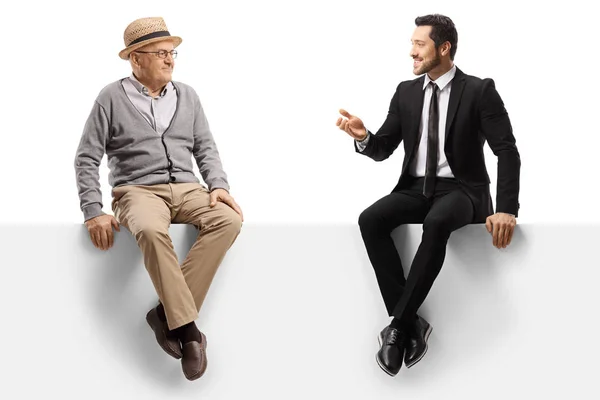 Anciano y un hombre de negocios sentado en un panel y hablando — Foto de Stock