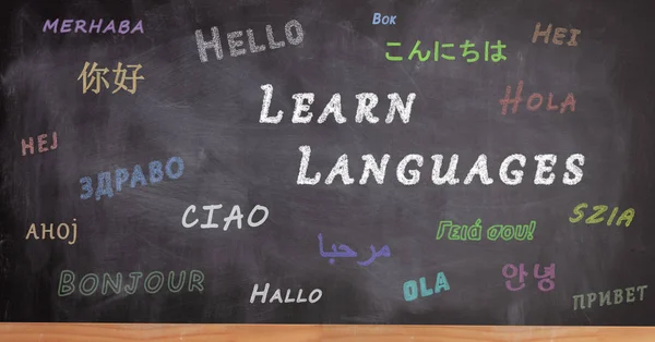 Schoolbord geschreven met hallo in verschillende talen — Stockfoto