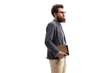 Elinde kitap tutan sakallı adam.