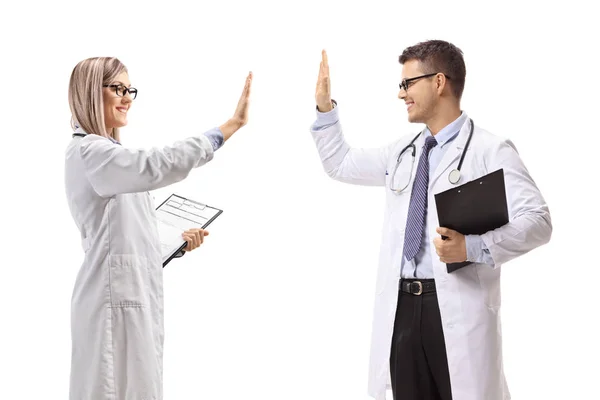 Läkare gestikulerar high-five — Stockfoto