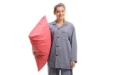 Yastık tutan pijamalı genç bir kadın.