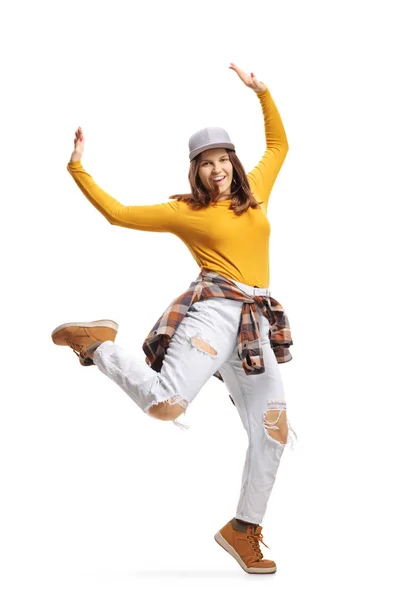 Lycklig ung kvinna dansar med upphöjda armar — Stockfoto
