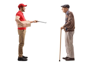 Postacı yaşlı bir adama bir paket teslim ediyor.