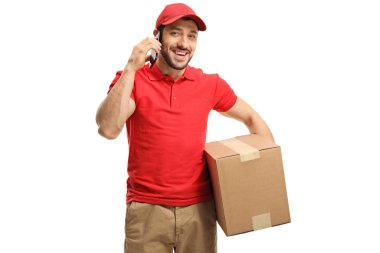 Cep telefonuyla konuşan ve elinde bir paket tutan genç teslimatçı.