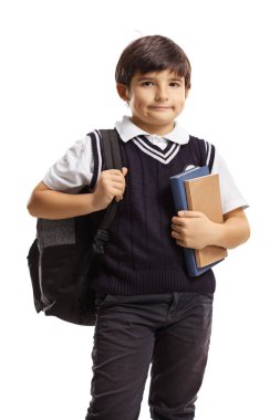 Sırt çantası ve kitapları olan üniformalı bir öğrenci.