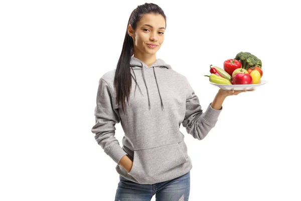 Joven vegana sosteniendo frutas y verduras en un plato —  Fotos de Stock