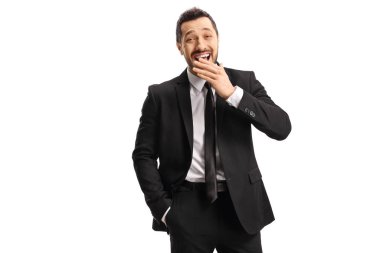 Takım elbiseli genç adam gülüyor ve el ele tutuşuyor. 