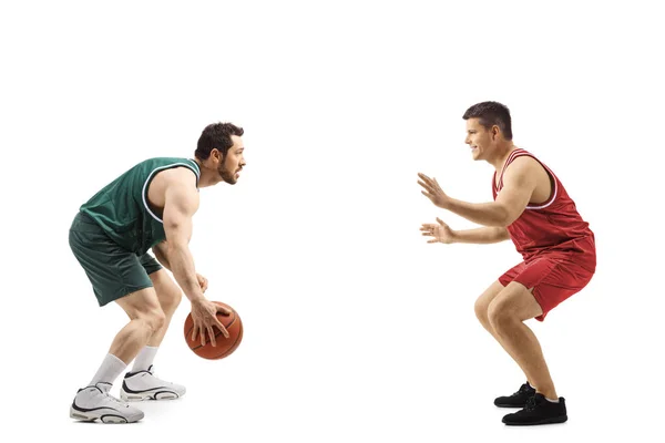 Dos jugadores de baloncesto de equipos opuestos jugando un partido — Foto de Stock