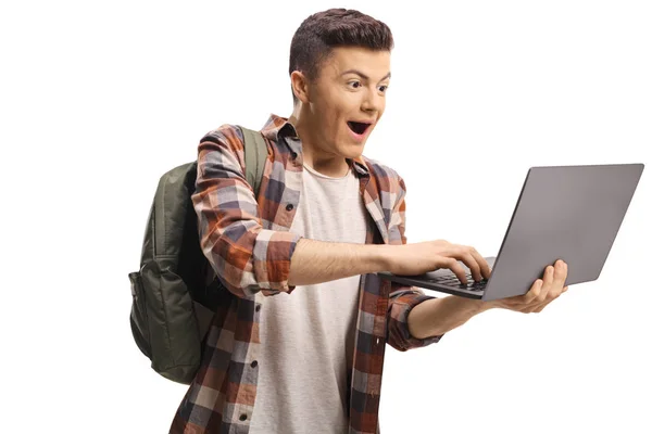 Opgewonden en gelukkig mannelijke student op zoek naar een laptop computer — Stockfoto