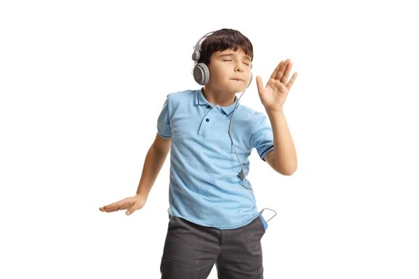 Веселый ребенок слушает музыку в наушниках и танцует — стоковое фото