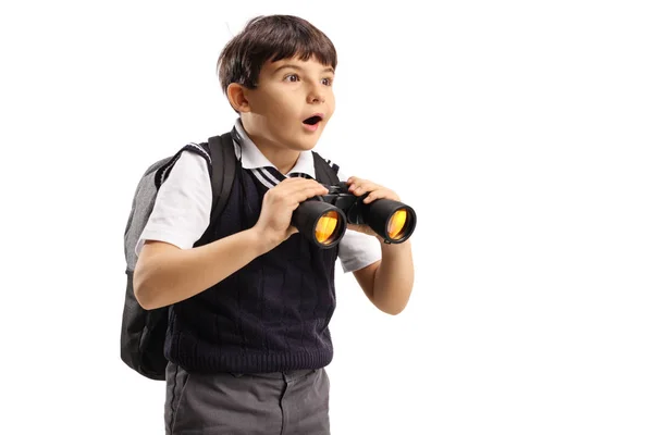 Schoolboy segurando binóculos e olhando à distância — Fotografia de Stock
