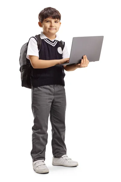Uczeń w mundurze trzymający laptopa — Zdjęcie stockowe