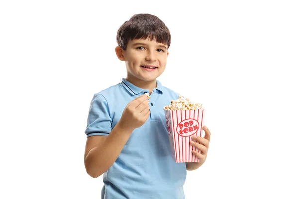 Glimlachende jongen met een popcorn doos — Stockfoto
