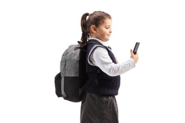 Üniformalı kız öğrenci cep telefonu kullanıyor. 