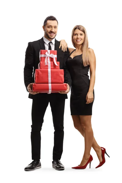 Jovem casal em roupas elegantes com presentes — Fotografia de Stock