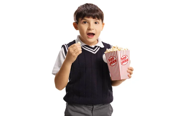 Estudante surpreso comendo pipocas — Fotografia de Stock