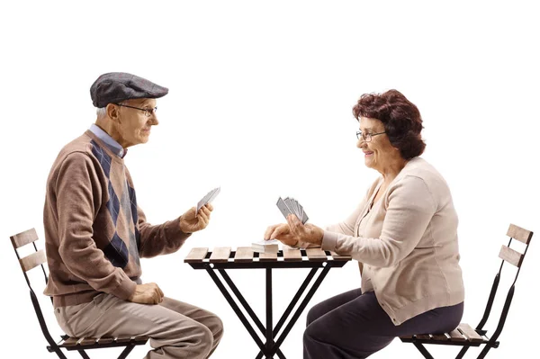 Hombre y mujer mayores jugando a las cartas —  Fotos de Stock