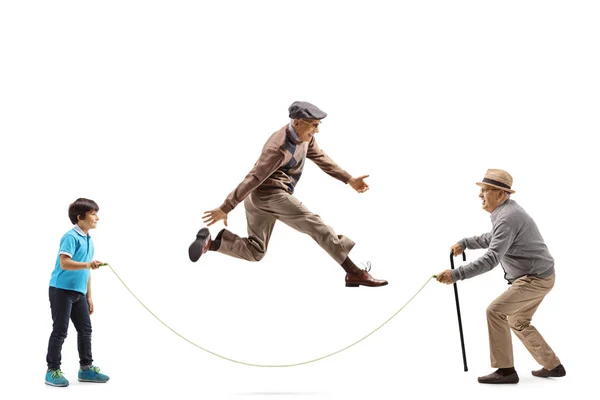 爷爷和孙子牵着绳子，一个老人在跳 — 图库照片