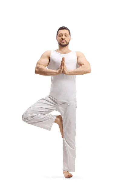 Ung man utövar yoga — Stockfoto